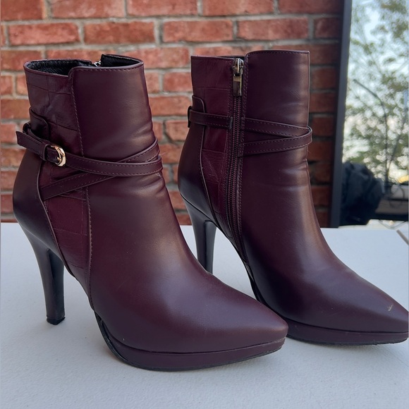 Burgundy Fall Classic Boots, Size 7 - Picture 1 of 2